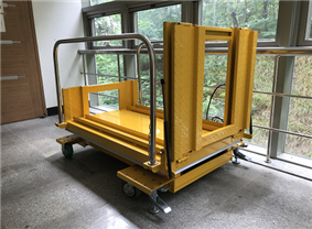 이동식 수직형 휠체어 리프트 사진