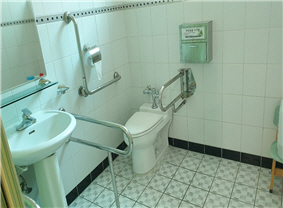 장애인용 화장실 내부 사진