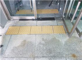 센터 주출입구 사진