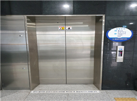 장애인용 승강기 입구 사진